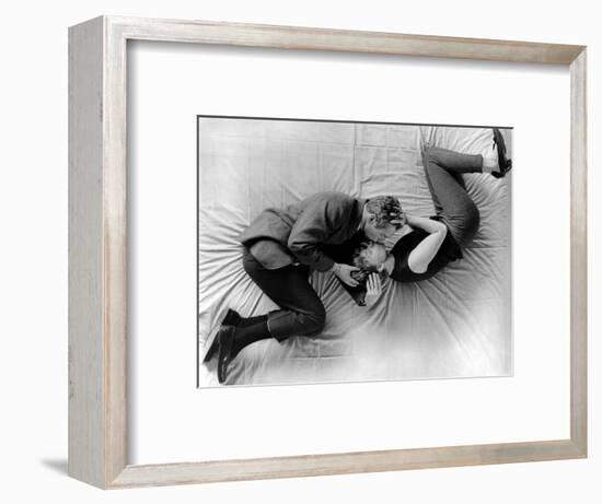 La fille a la casquette A NEW KIND OF LOVE by MelvilleShavelson with Paul Newman and Joanne Woodwar-null-Framed Photo