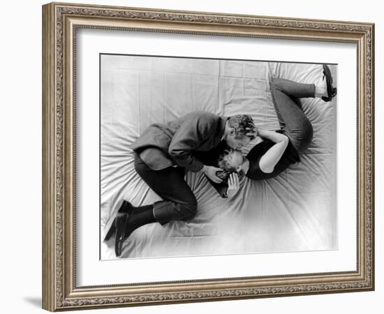 La fille a la casquette A NEW KIND OF LOVE by MelvilleShavelson with Paul Newman and Joanne Woodwar-null-Framed Photo