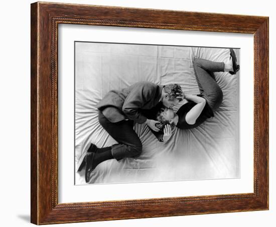 La fille a la casquette A NEW KIND OF LOVE by MelvilleShavelson with Paul Newman and Joanne Woodwar-null-Framed Photo