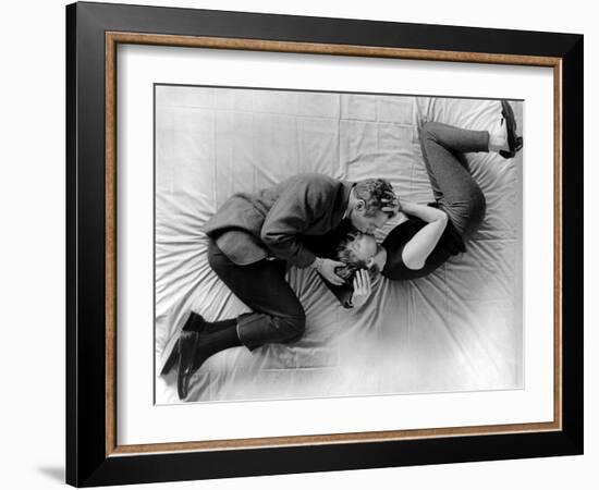 La fille a la casquette A NEW KIND OF LOVE by MelvilleShavelson with Paul Newman and Joanne Woodwar-null-Framed Photo