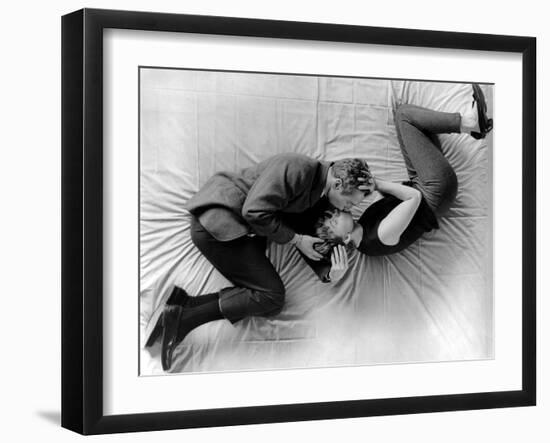 La fille a la casquette A NEW KIND OF LOVE by MelvilleShavelson with Paul Newman and Joanne Woodwar-null-Framed Photo