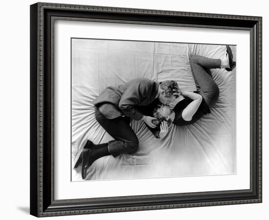 La fille a la casquette A NEW KIND OF LOVE by MelvilleShavelson with Paul Newman and Joanne Woodwar-null-Framed Photo