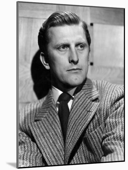 La Griffe du passe OUT OF THE PAST by JacquesTourneur with Kirk Douglas, 1947 (b/w photo)-null-Mounted Photo