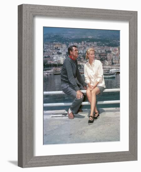 La Main au Collet TO CATCH A THIEF by AlfredHitchcock with Cary Grant and Grace Kelly, 1955 (photo)-null-Framed Photo