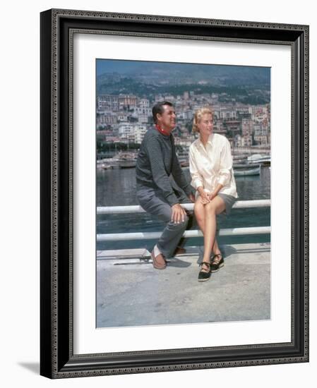 La Main au Collet TO CATCH A THIEF by AlfredHitchcock with Cary Grant and Grace Kelly, 1955 (photo)-null-Framed Photo