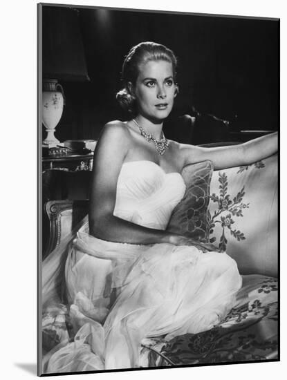 La Main au Collet TO CATCH A THIEF by AlfredHitchcock with Grace Kelly, 1955 (b/w photo)-null-Mounted Photo