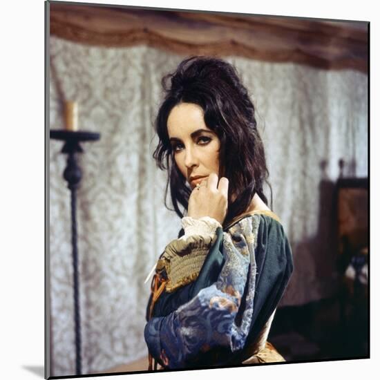 La Megere Apprivoisee THE TAMING OF THE SHREW by FrancoZeffirelli with Elizabeth Taylor, 1967 (phot-null-Mounted Photo