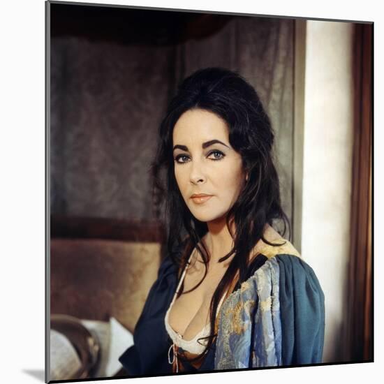 La Megere Apprivoisee THE TAMING OF THE SHREW by FrancoZeffirelli with Elizabeth Taylor, 1967 (phot-null-Mounted Photo