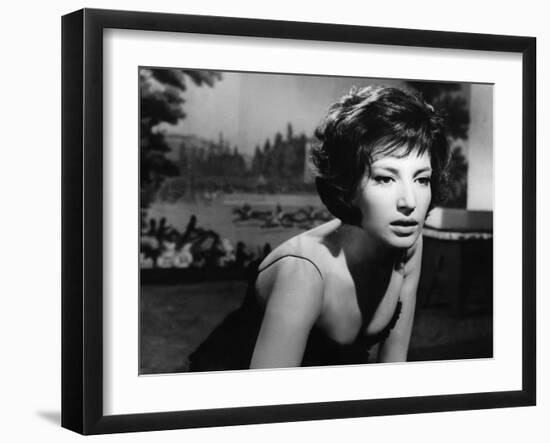 LA NOTTE, 1960 directed by MICHELANGELO ANTONIONI Monica Vitti (b/w photo)-null-Framed Photo