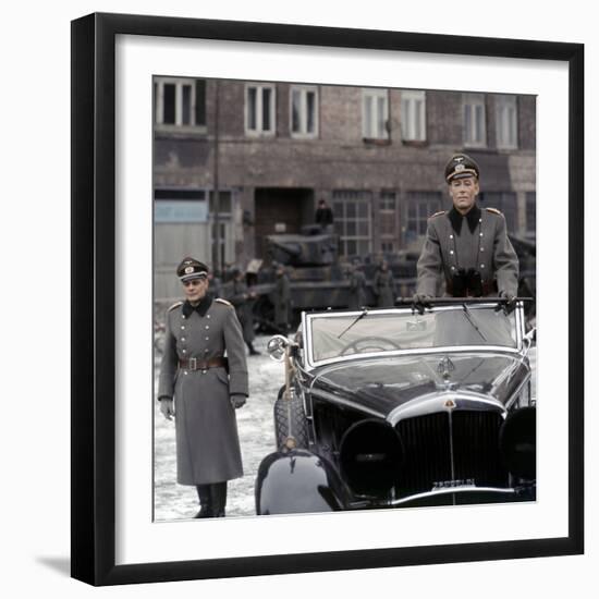 La nuit des generaux THE NIGHT OF THE GENERALS d'Anatole Litvak with Omar Sharif and Peter O'Toole,-null-Framed Photo