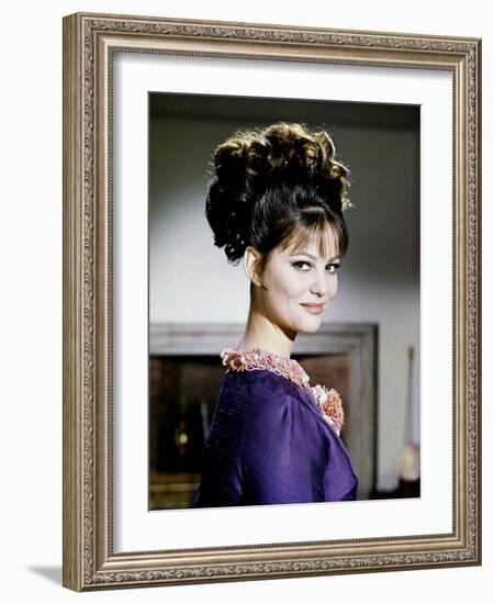 La Panthere Rose THE PINK PANTHER by BlakeEdwards with Claudia Cardinale, 1963 (photo)-null-Framed Photo