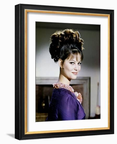 La Panthere Rose THE PINK PANTHER by BlakeEdwards with Claudia Cardinale, 1963 (photo)-null-Framed Photo