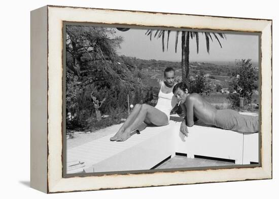 La piscine by Jacques Deray with Alain Delon and Romy Schneider, 1969 (b/w photo)-null-Framed Stretched Canvas