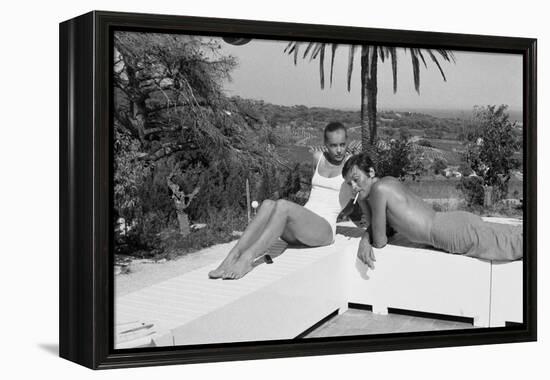 La piscine by Jacques Deray with Alain Delon and Romy Schneider, 1969 (b/w photo)-null-Framed Stretched Canvas