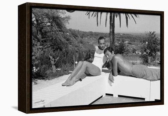 La piscine by Jacques Deray with Alain Delon and Romy Schneider, 1969 (b/w photo)-null-Framed Stretched Canvas