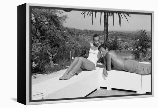 La piscine by Jacques Deray with Alain Delon and Romy Schneider, 1969 (b/w photo)-null-Framed Stretched Canvas