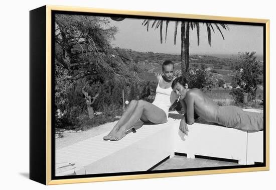 La piscine by Jacques Deray with Alain Delon and Romy Schneider, 1969 (b/w photo)-null-Framed Stretched Canvas