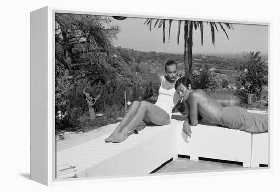 La piscine by Jacques Deray with Alain Delon and Romy Schneider, 1969 (b/w photo)-null-Framed Stretched Canvas