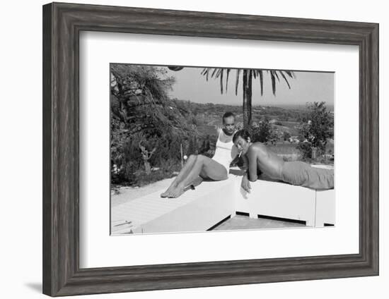 La piscine by Jacques Deray with Alain Delon and Romy Schneider, 1969 (b/w photo)-null-Framed Photo