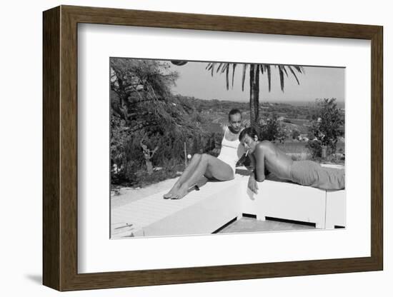 La piscine by Jacques Deray with Alain Delon and Romy Schneider, 1969 (b/w photo)-null-Framed Photo