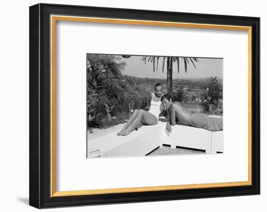 La piscine by Jacques Deray with Alain Delon and Romy Schneider, 1969 (b/w photo)-null-Framed Photo