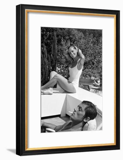 La piscine by Jacques Deray with Alain Delon and Romy Schneider, 1969 (b/w photo)-null-Framed Photo