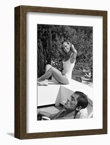 La piscine by Jacques Deray with Alain Delon and Romy Schneider, 1969 (b/w photo)-null-Framed Photo