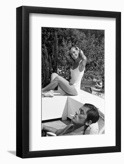 La piscine by Jacques Deray with Alain Delon and Romy Schneider, 1969 (b/w photo)--Framed Photo
