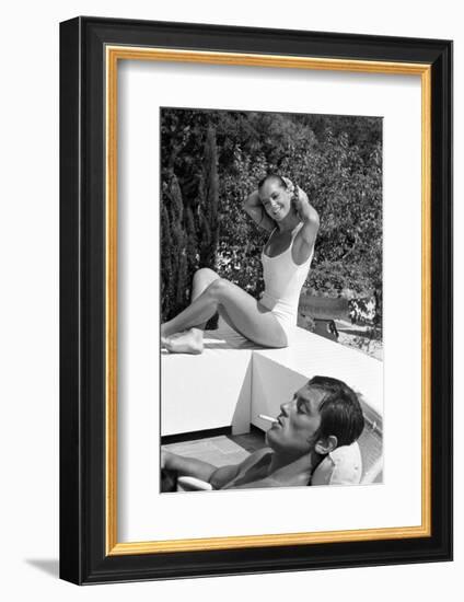 La piscine by Jacques Deray with Alain Delon and Romy Schneider, 1969 (b/w photo)-null-Framed Photo