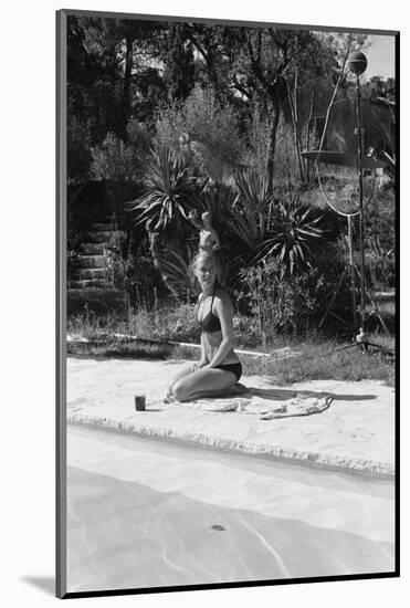 La Piscine by Jacques Deray with Romy Schneider, 1969 (b/w photo)-null-Mounted Photo