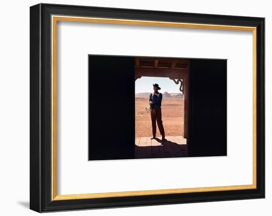 La Prisonniere du Desert THE SEARCHERS by JohnFord with John Wayne, 1956 (photo)-null-Framed Photo