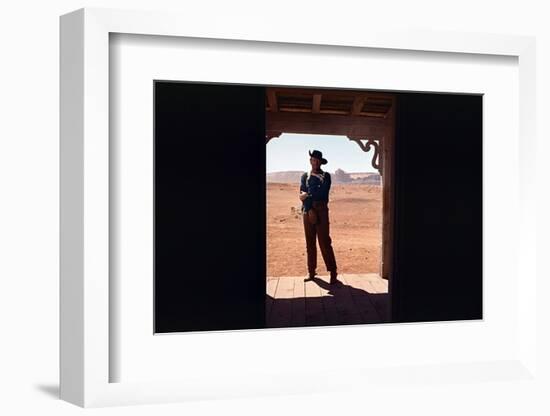 La Prisonniere du Desert THE SEARCHERS by JohnFord with John Wayne, 1956 (photo)-null-Framed Photo