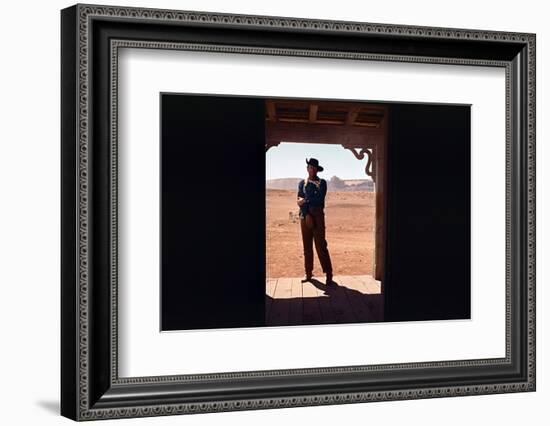 La Prisonniere du Desert THE SEARCHERS by JohnFord with John Wayne, 1956 (photo)-null-Framed Photo