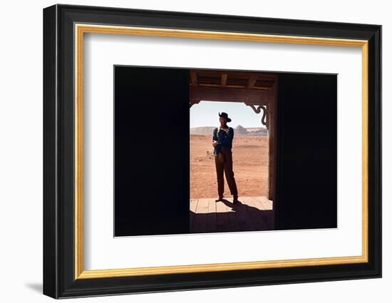 La Prisonniere du Desert THE SEARCHERS by JohnFord with John Wayne, 1956 (photo)-null-Framed Photo