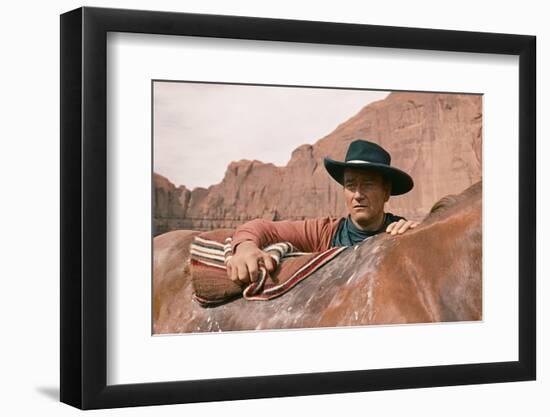 La Prisonniere du Desert THE SEARCHERS by JohnFord with John Wayne, 1956 (photo)-null-Framed Photo