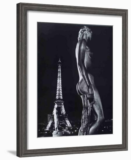 La Terrasse du Palais de Chaillot, Paris-Robert Doisneau-Framed Art Print