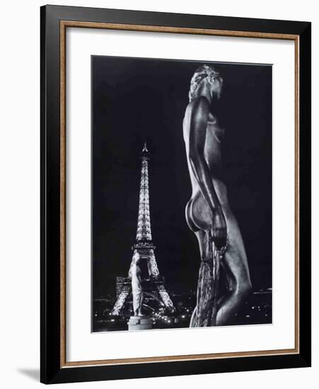 La Terrasse du Palais de Chaillot, Paris-Robert Doisneau-Framed Art Print