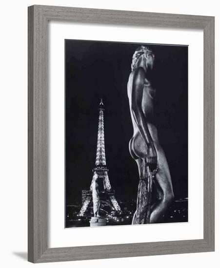 La Terrasse du Palais de Chaillot, Paris-Robert Doisneau-Framed Art Print