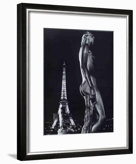 La Terrasse du Palais de Chaillot, Paris-Robert Doisneau-Framed Art Print