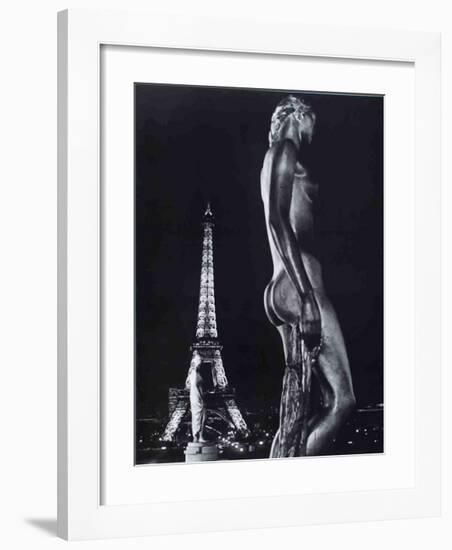 La Terrasse du Palais de Chaillot, Paris-Robert Doisneau-Framed Art Print