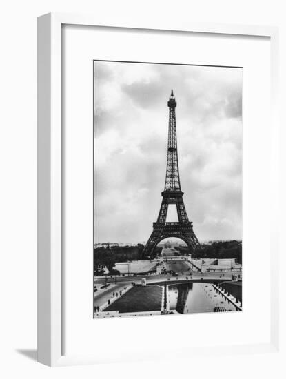 La Tour Eiffel Et Bassins De Chaillot, Paris, 20th Century-Veritable-Framed Giclee Print