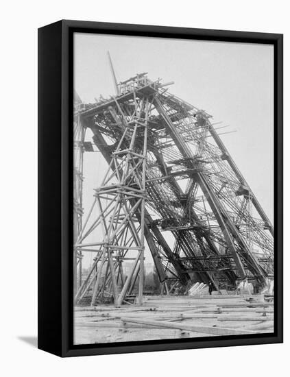 La Tour Eiffel : une pile avec échafaudage-null-Framed Premier Image Canvas