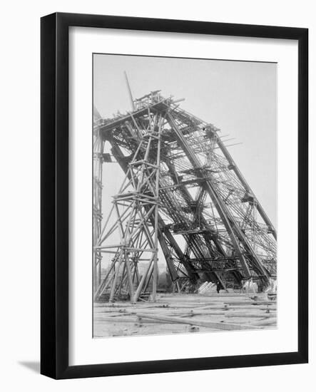 La Tour Eiffel : une pile avec échafaudage-null-Framed Giclee Print