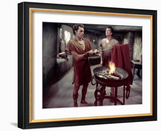 La tunique THE ROBE by HenryKoster with Richard Burton and Victor Mature, 1953 (photo)-null-Framed Photo