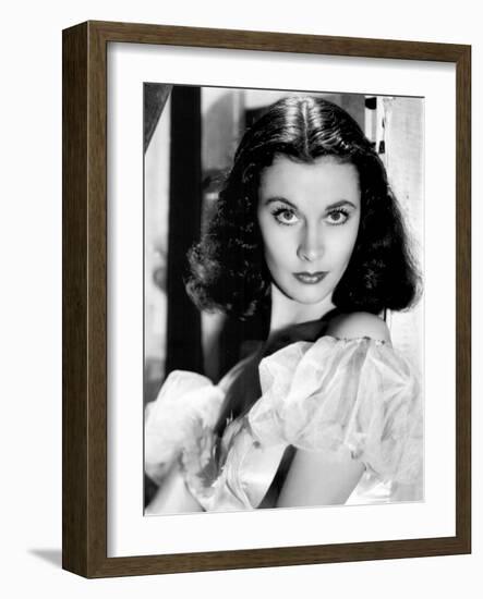 La Valse dans l'ombre WATERLOO BRIDGE by Mervin Leroy with Vivien Leigh, 1940 (b/w photo)-null-Framed Photo