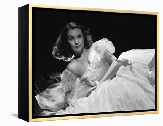 La Valse dans l'ombre WATERLOO BRIDGE by Mervin Leroy with Vivien Leigh, 1940 (b/w photo)-null-Framed Stretched Canvas