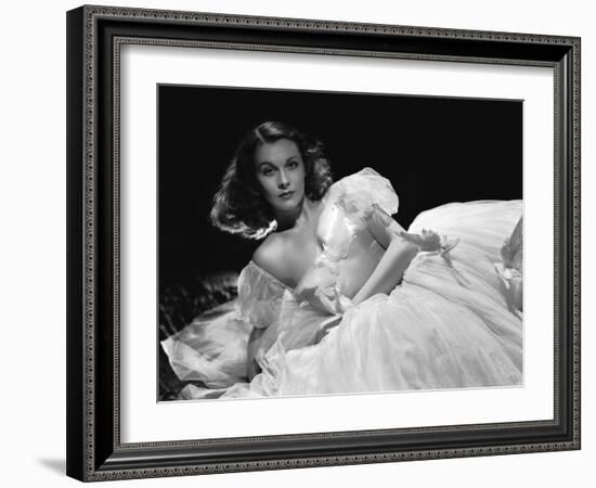 La Valse dans l'ombre WATERLOO BRIDGE by Mervin Leroy with Vivien Leigh, 1940 (b/w photo)-null-Framed Photo