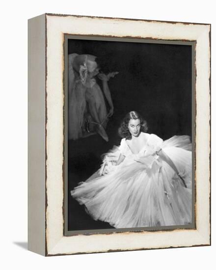 La Valse dans l'ombre WATERLOO BRIDGE by Mervin Leroy with Vivien Leigh, 1940 (b/w photo)-null-Framed Stretched Canvas