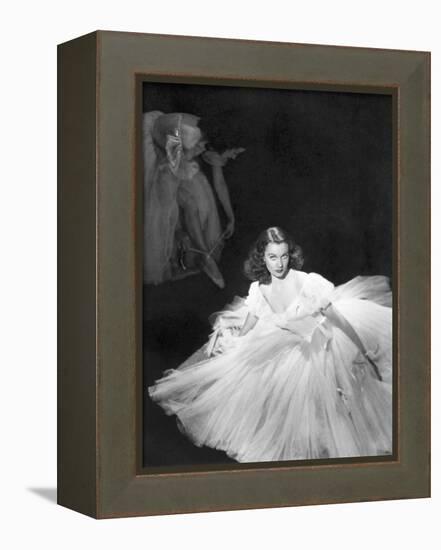 La Valse dans l'ombre WATERLOO BRIDGE by Mervin Leroy with Vivien Leigh, 1940 (b/w photo)-null-Framed Stretched Canvas