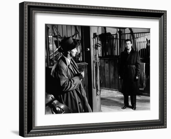 Lame by fond UNDERCURRENT by VincenteMinnelli with Robert Mitchum and Robert Taylor, 1946 (b/w phot-null-Framed Photo